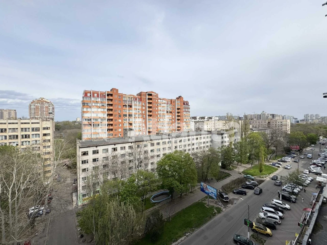 Парк Перемоги. Цегляний будинок з АГВ, 2-кім, закритий двір