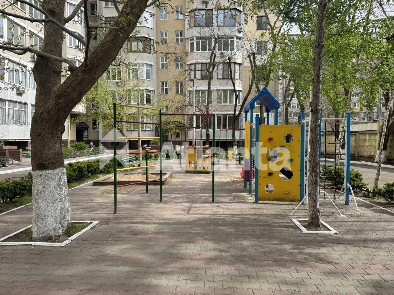 Парк Перемоги. Цегляний будинок з АГВ, 2-кім, закритий двір