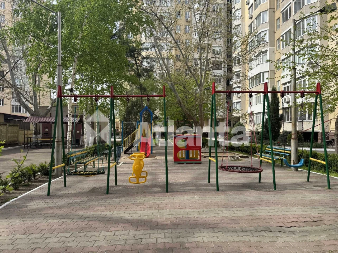 Парк Перемоги. Цегляний будинок з АГВ, 2-кім, закритий двір