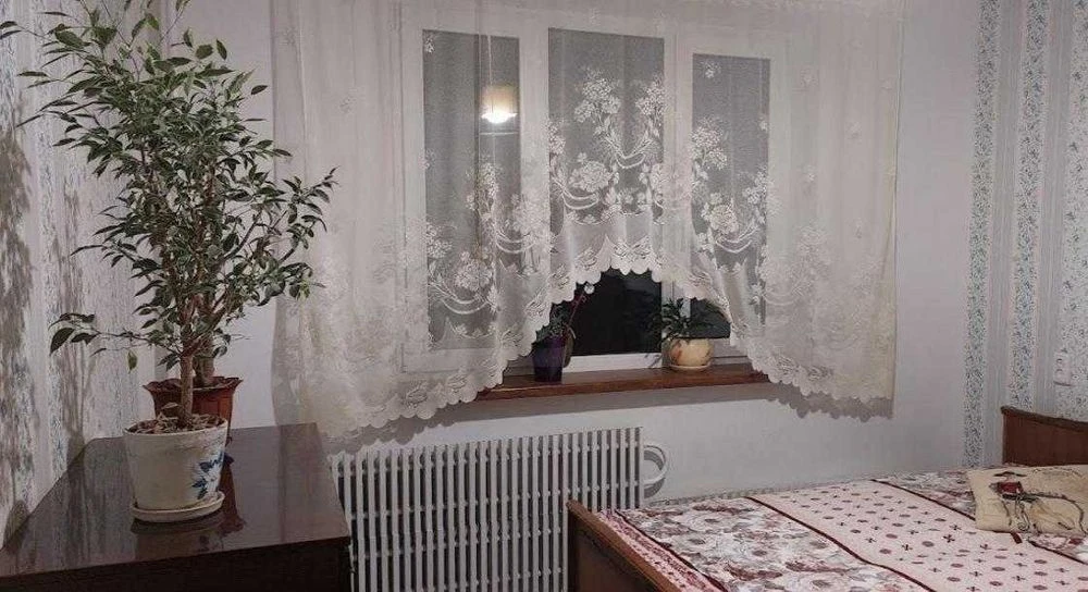 For sale three-room apartment 5 minutes from the metro station "Oleksi"