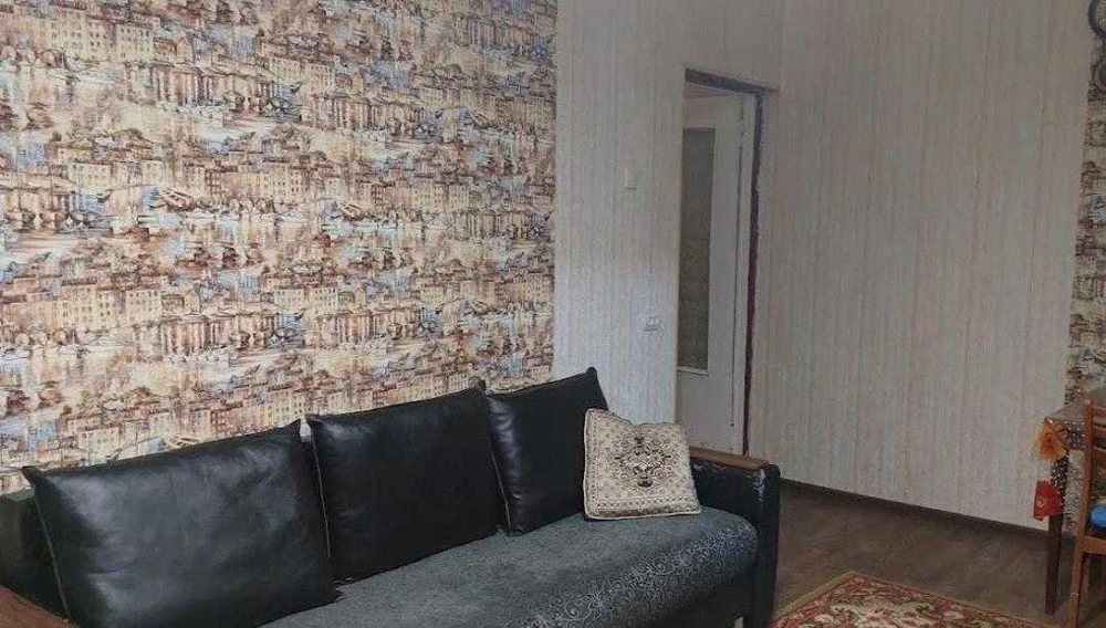 For sale three-room apartment 5 minutes from the metro station "Oleksi"