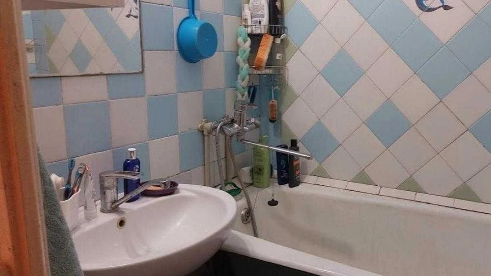 For sale three-room apartment 5 minutes from the metro station "Oleksi"