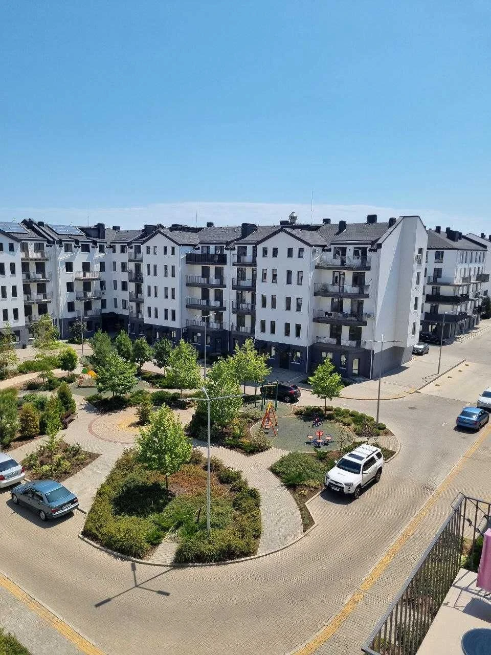 Продам квартиру на Сахарова. Новому будинку 2 роки. 1-й пове