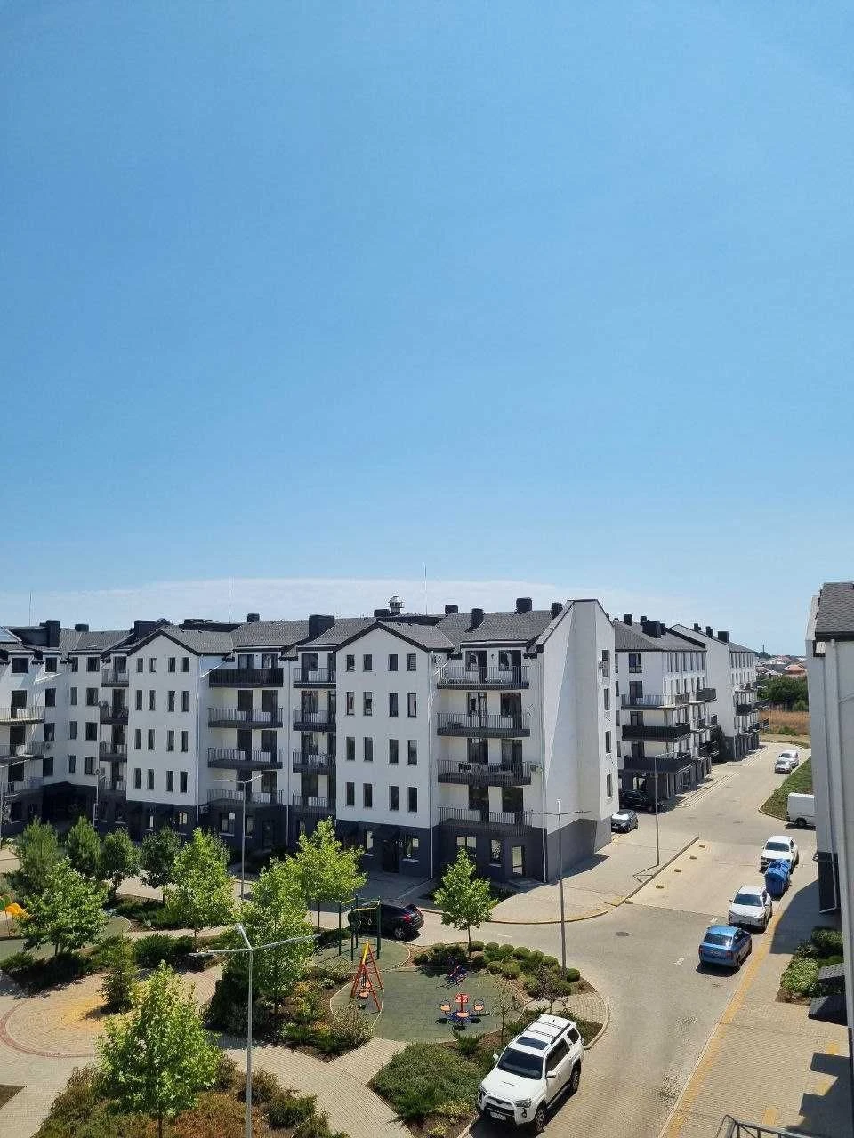 Продам квартиру на Сахарова. Новому будинку 2 роки. 1-й пове