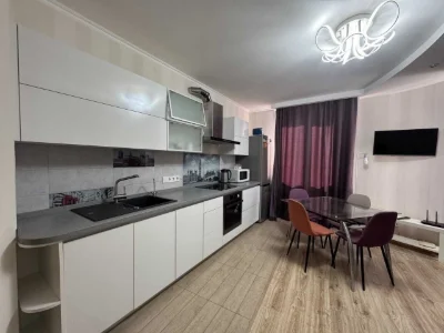 Продам простору 1кімнатну квартиру з ремонтом в ЖК Середньоф