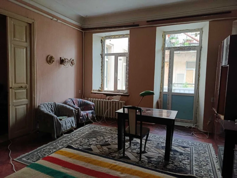 Продам 4-х комнатную квартиру в центре