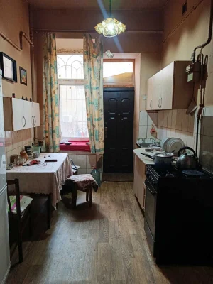 Продам 4-х комнатную квартиру в центре