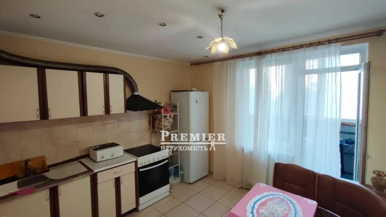 Продам квартиру з ремонтом на 2му поверсі на Таїрова