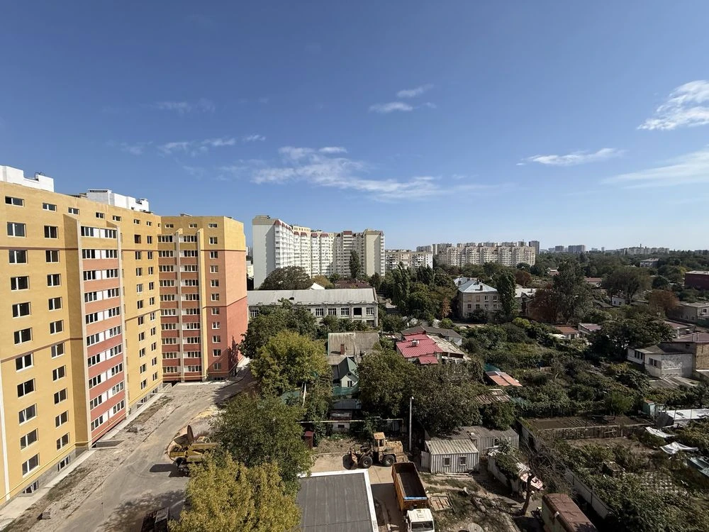2к 66 м квартира з газовим котлом і балконом в цегляному буд