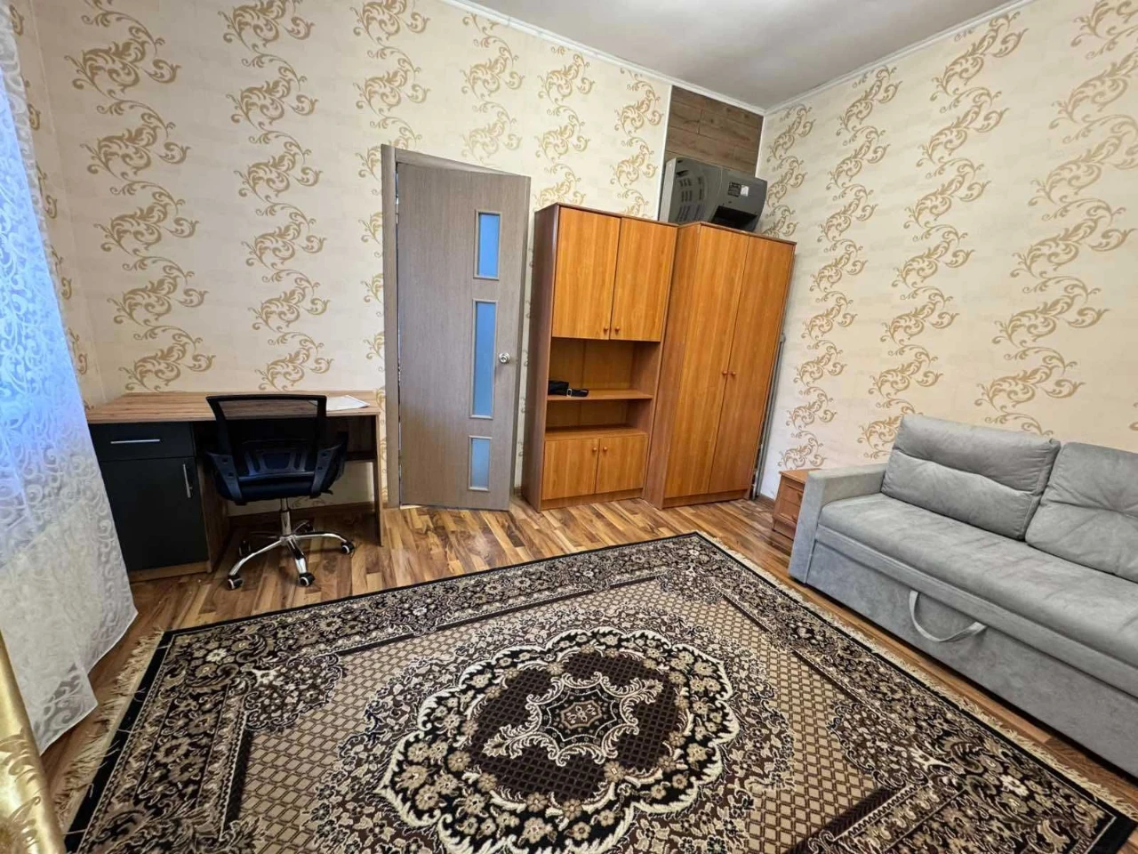 Квартира двухкомнатная с индивидуальным  газовым отоплением.
