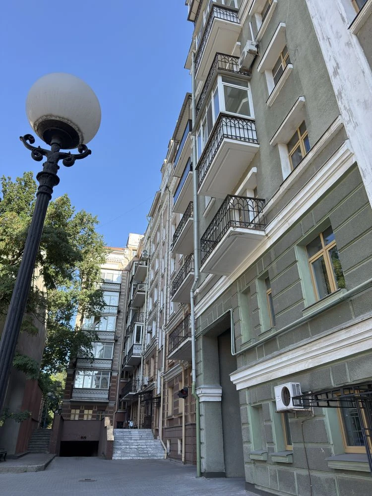 Продам трехкомнатную квартиру с террасой в цетре города, ряд