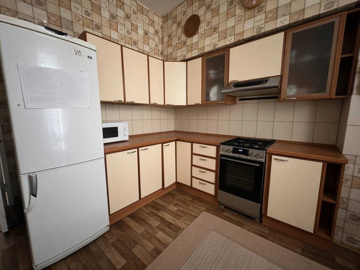 Продам велику затишну трикімнатну квартиру  з капітальним ре