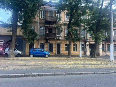 Продам велику затишну трикімнатну квартиру  з капітальним ре