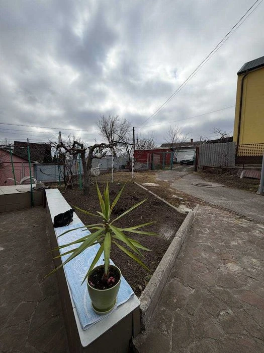 Продаж будинку,  поруч з центром — 10 соток, господарські сп