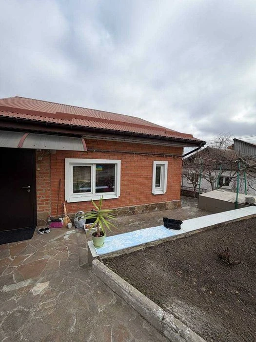 Продаж будинку,  поруч з центром — 10 соток, господарські сп