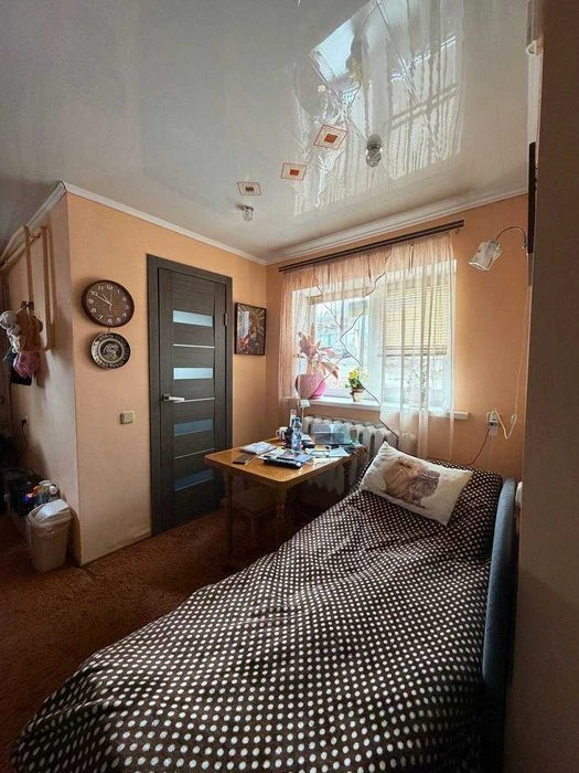 Продаж будинку,  поруч з центром — 10 соток, господарські сп