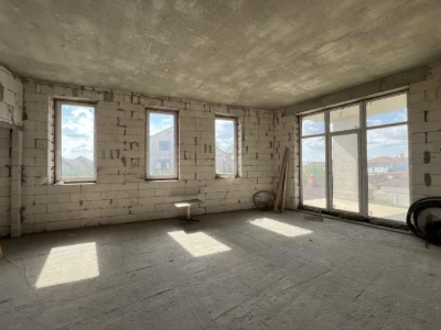 Продажа коробки в Совиньоне, подвал, гараж , 10 соток