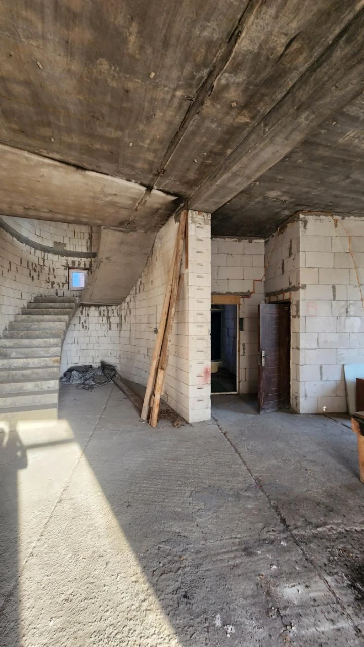 Продажа коробки в Совиньоне, 10 сот, подвал, 440м²