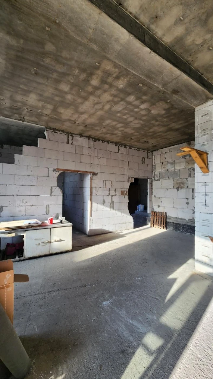 Продажа коробки в Совиньоне, 10 сот, подвал, 440м²