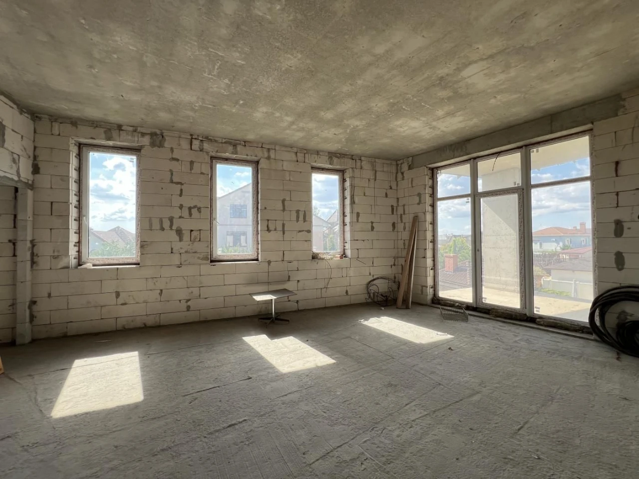 Продажа коробки в Совиньоне, 10 сот, подвал, 440м²