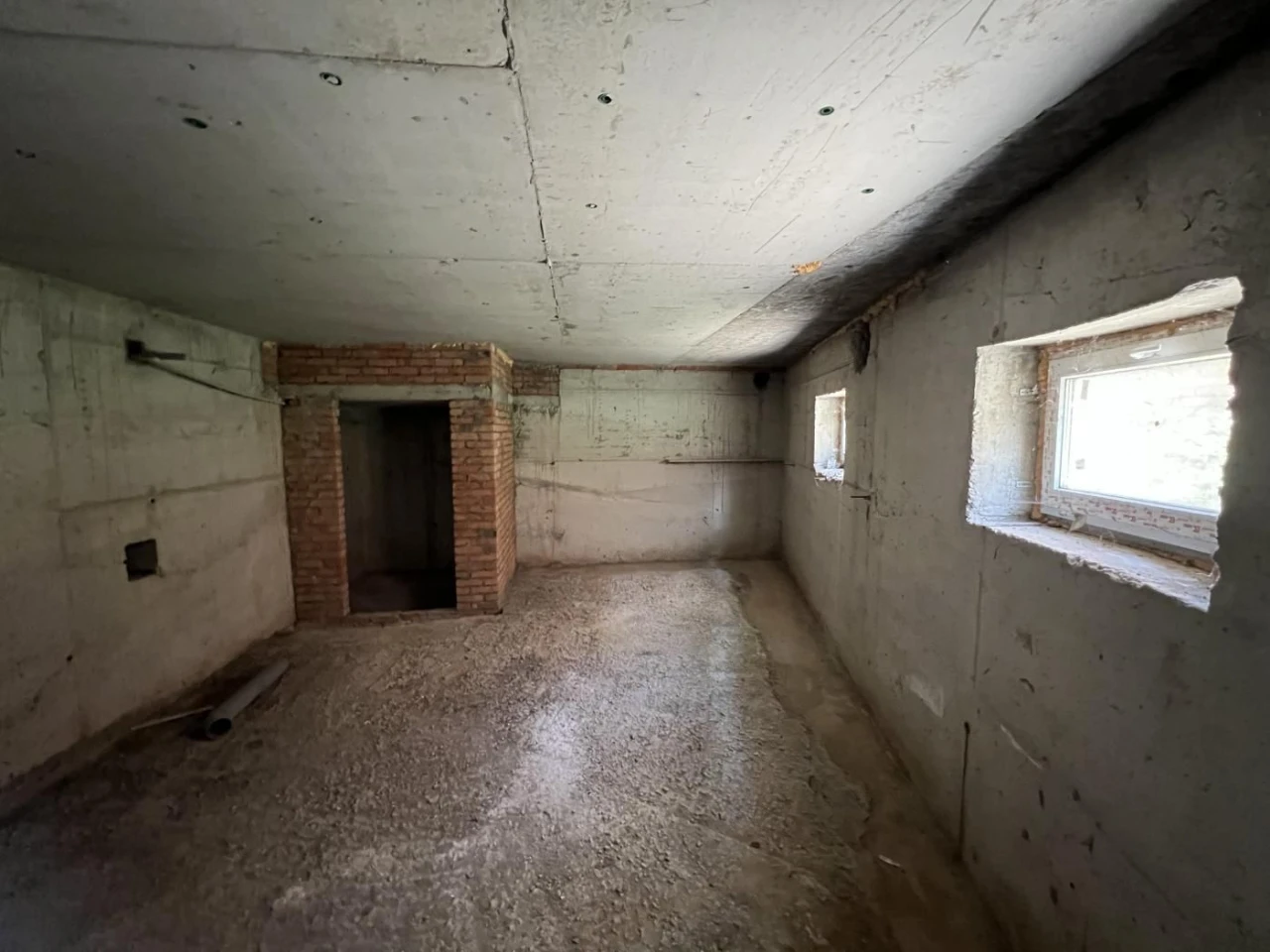 Продажа коробки в Совиньоне, 10 сот, подвал, 440м²