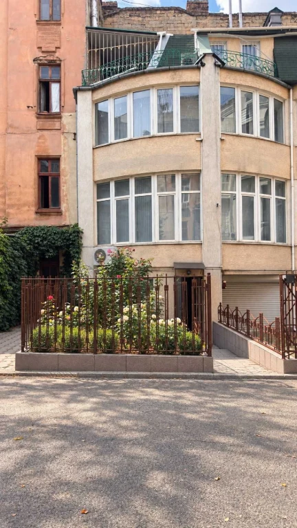 Власний будинок у центрі Одеси з гаражом