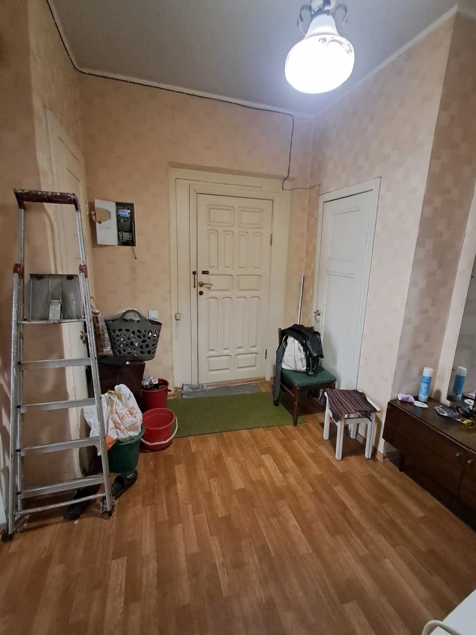 Продаж 2 кімнатної квартири сталінка по пр. Металургів