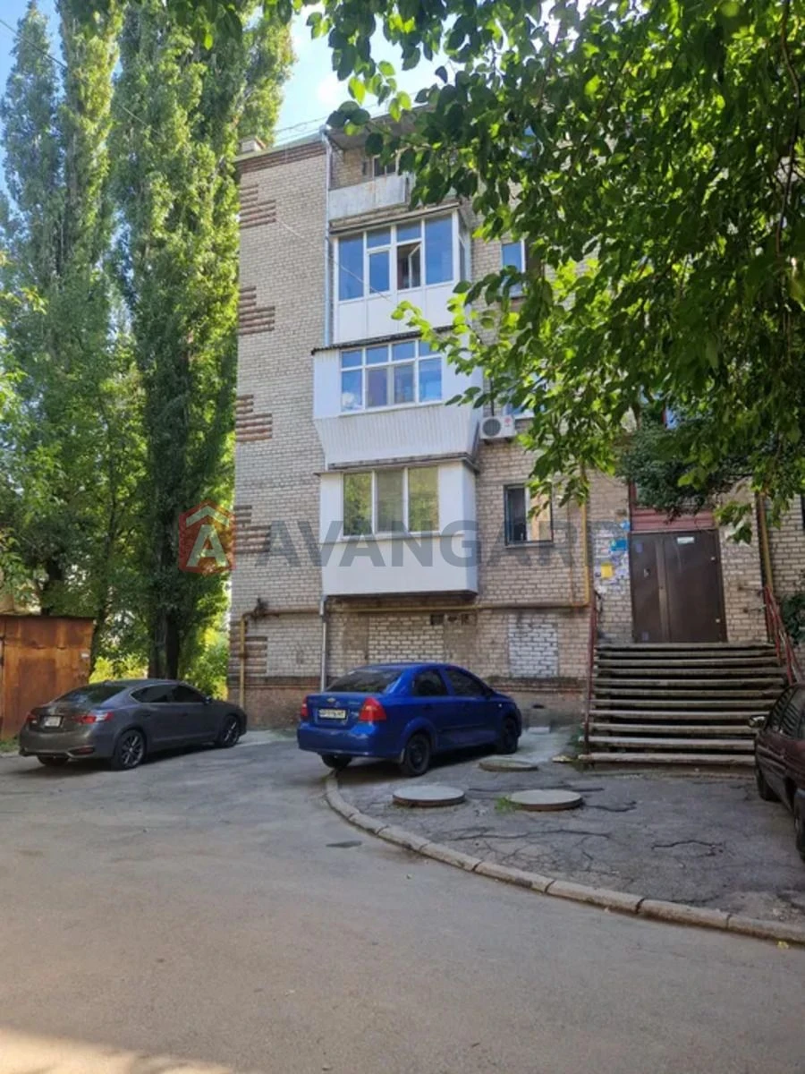 Продаж 2 к кв вул. К.Карого,13. Середній поверх.