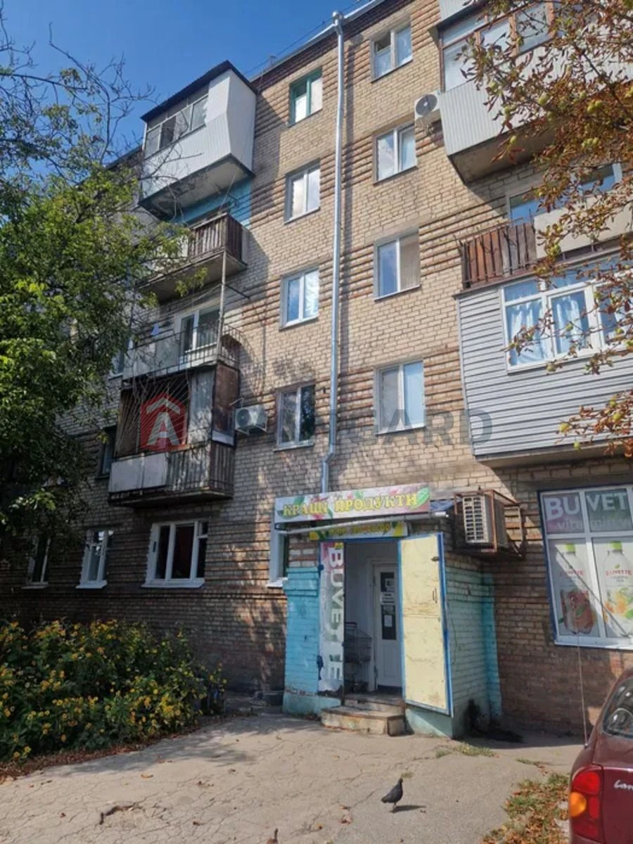 Продаж 2 к кв вул. К.Карого,13. Середній поверх.