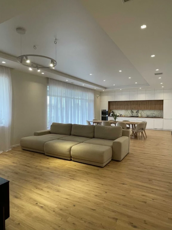 Продаж будинку 200 м² з ремонтом, 25 сотих — Великий Луг