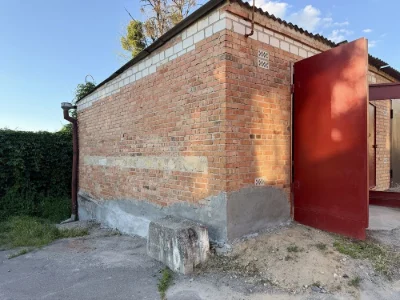 Цегляний гараж у центрі міста