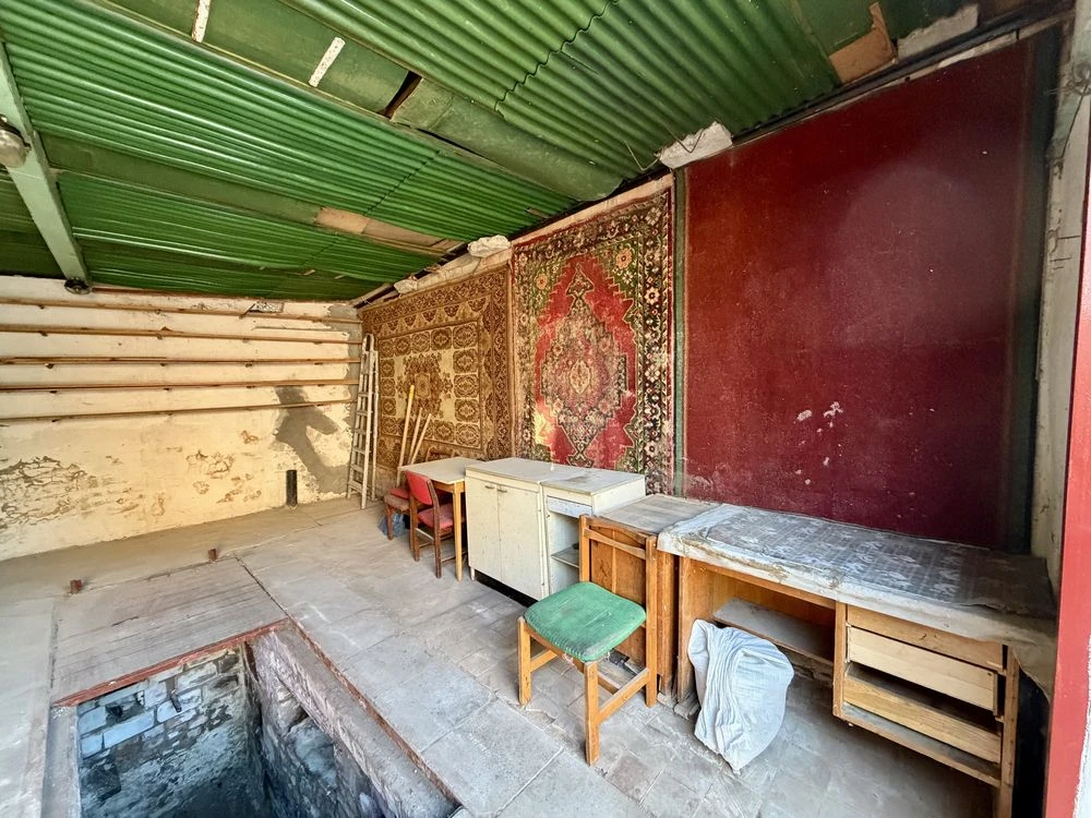 Цегляний гараж у центрі міста