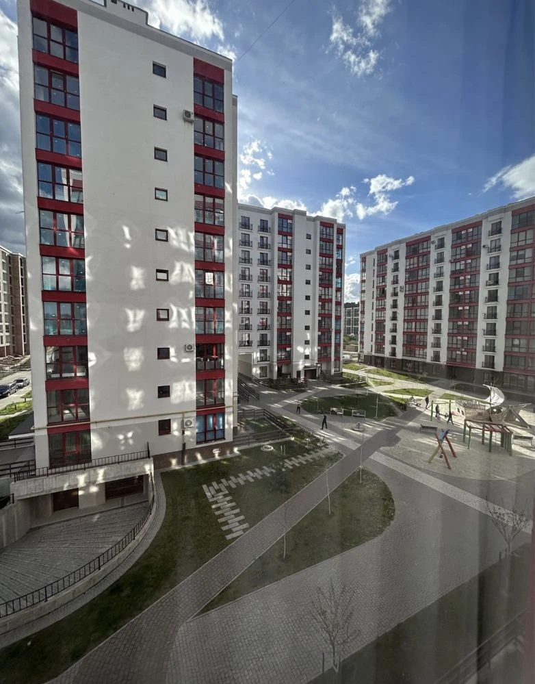 Продаж 2 кім. квартира + кухня-студія. Поруч парк