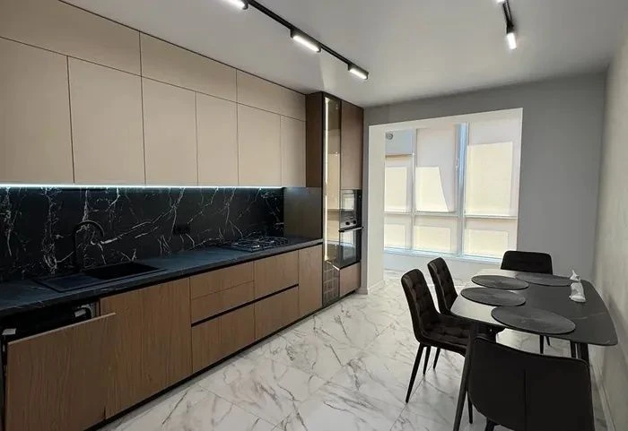 Продаж Нова квартира у центрі (меблі+техніка)