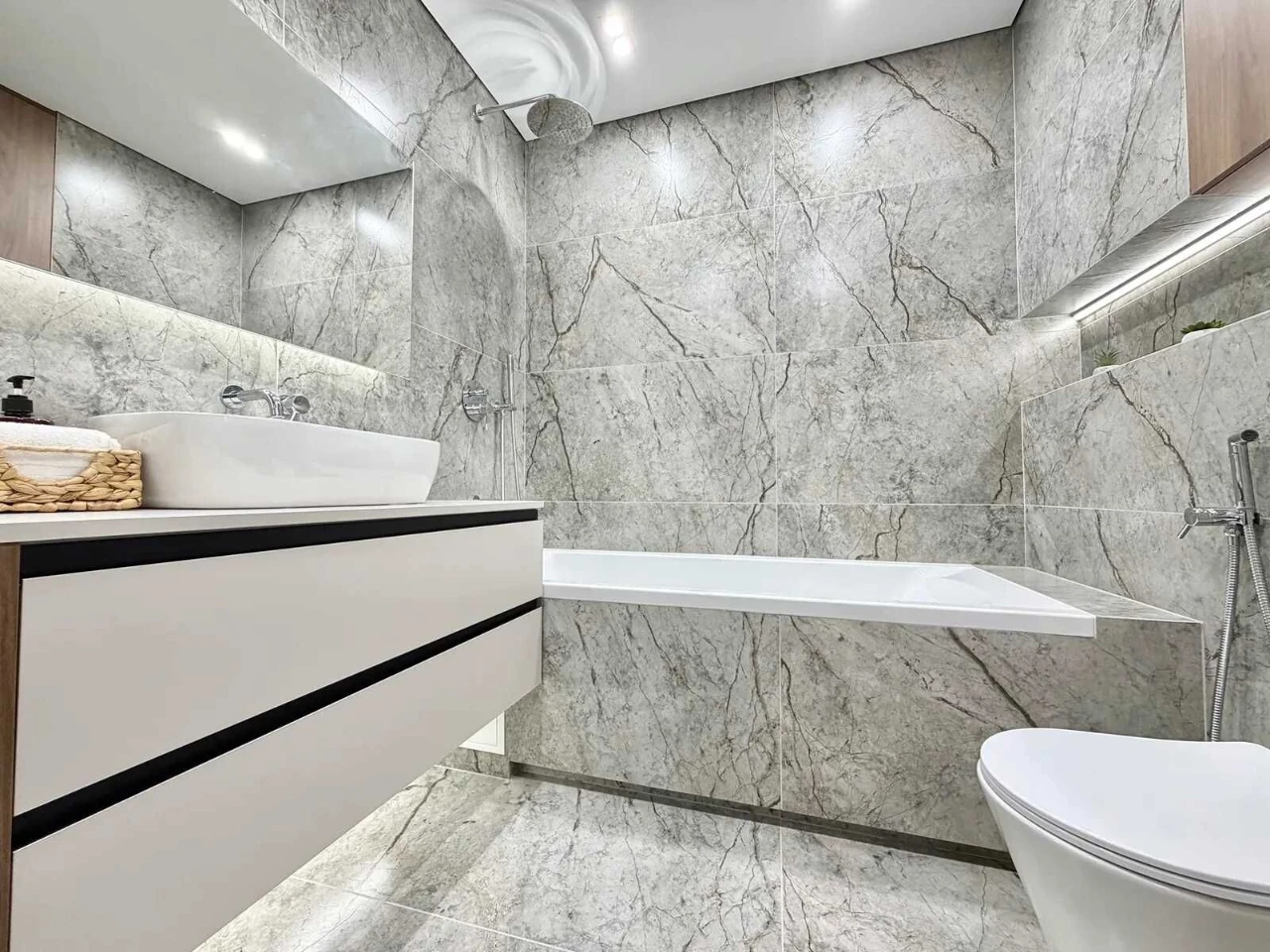 Стильна однокімнатна з крутим плануванням в центрі
