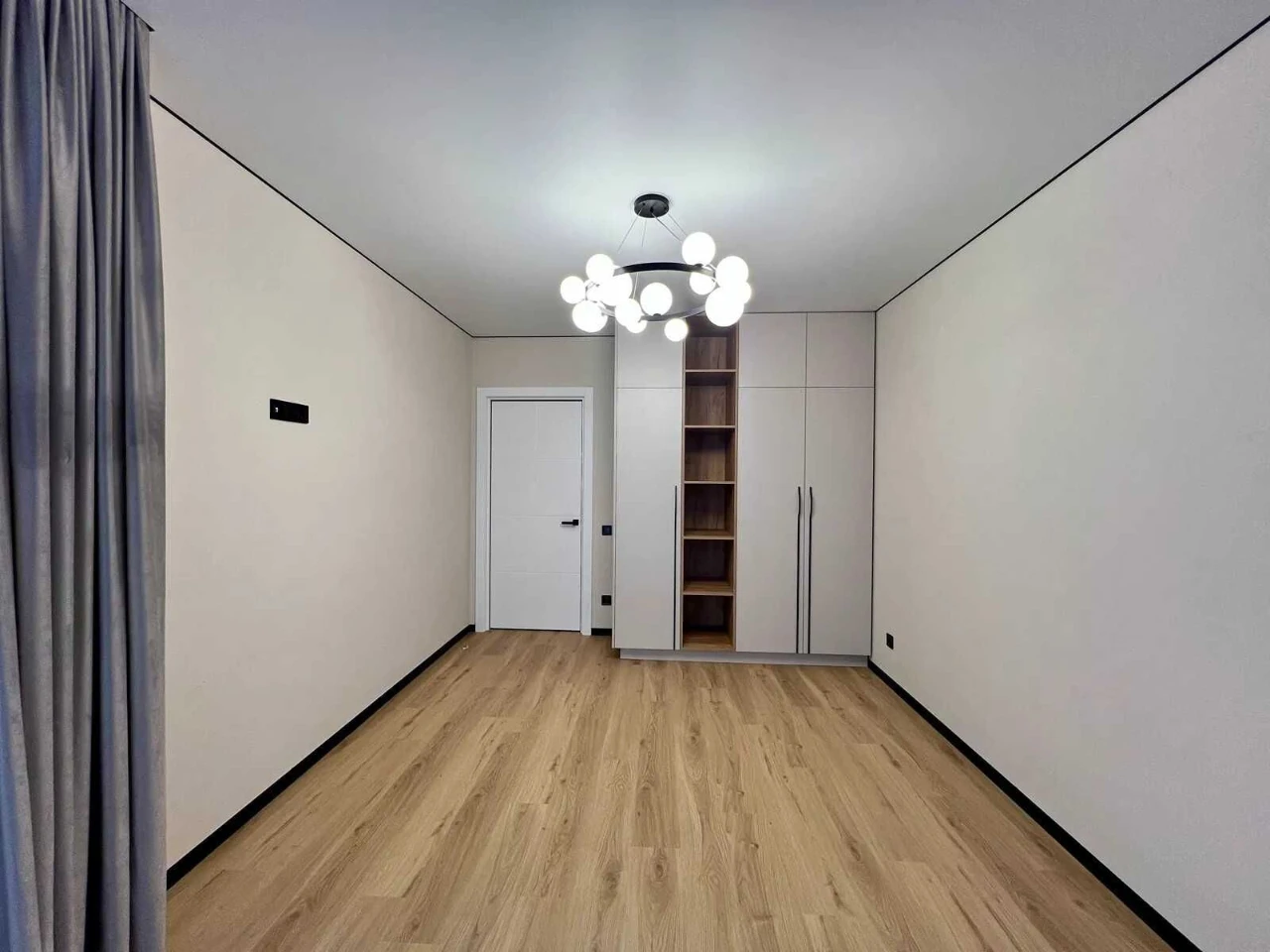Видова 2 кім квартира з кухнею-студією біля озера, MANHATTAN