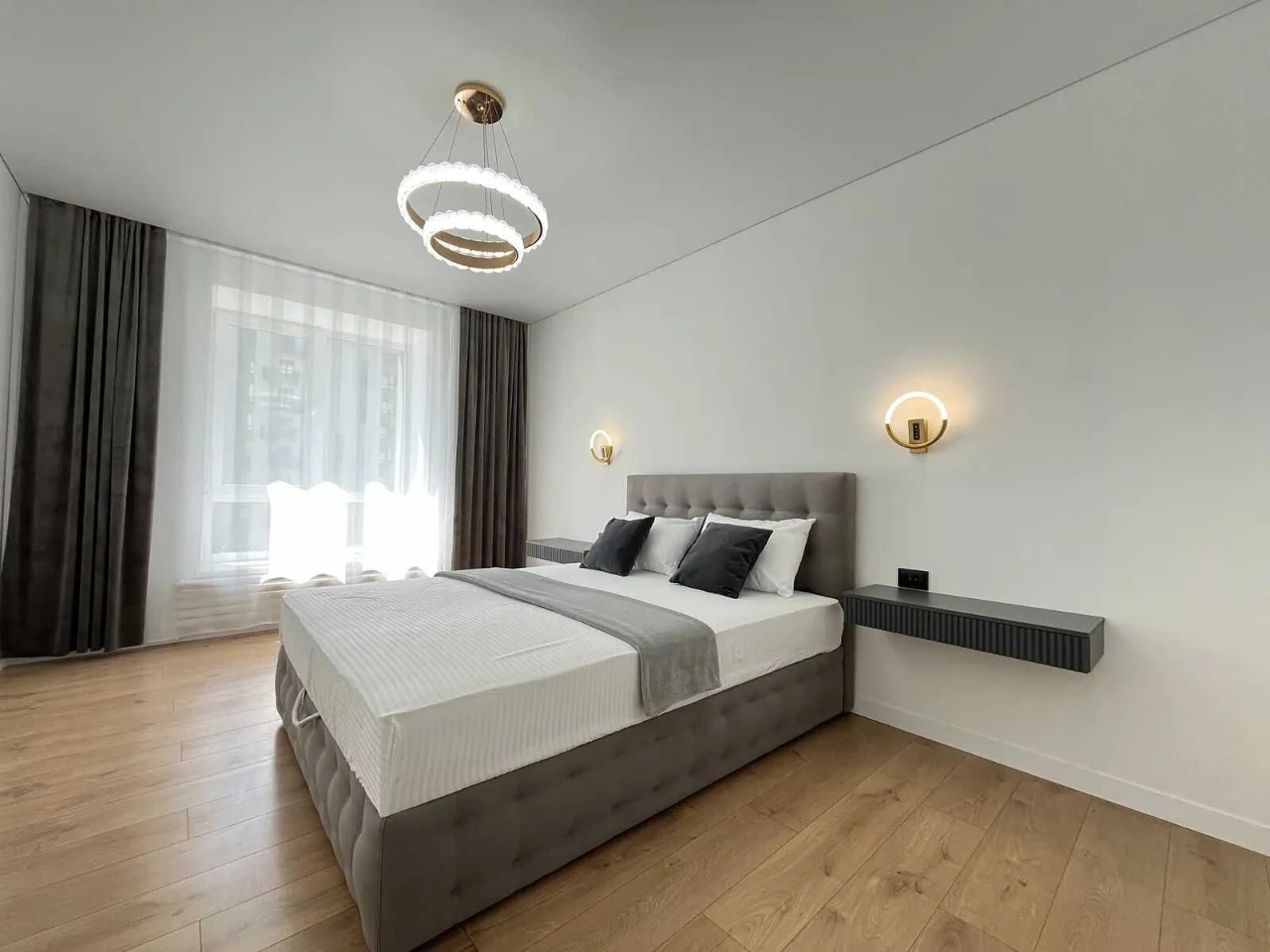 Укомплектована видова двокімнатна біля міського озера