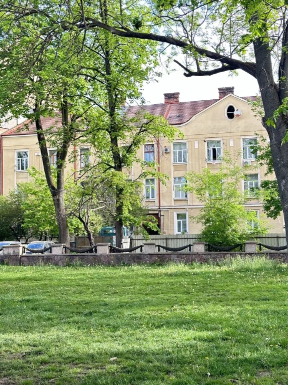 Продаж двокімнатної квартири в центральній частині міста.