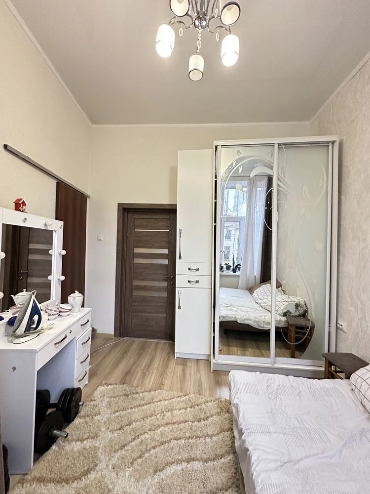 Продаж двокімнатної квартири в центральній частині міста.
