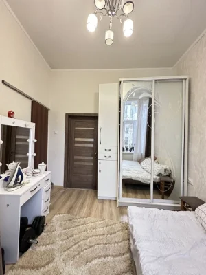 Продаж двокімнатної квартири в центральній частині міста.
