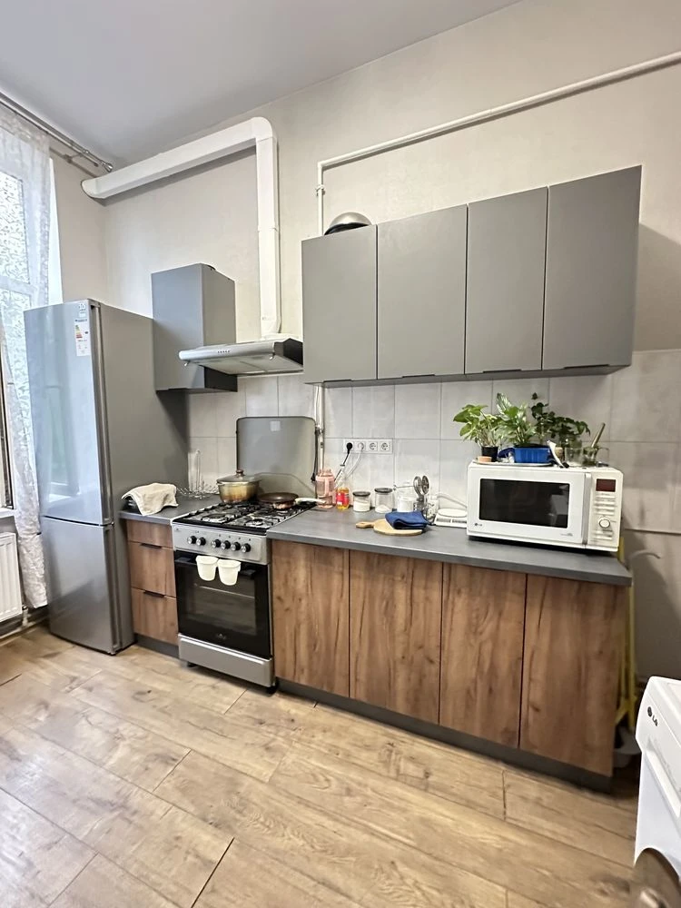 Продаж двокімнатної квартири в центральній частині міста.