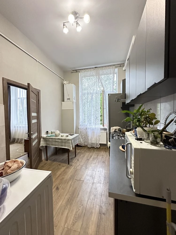Продаж двокімнатної квартири в центральній частині міста.