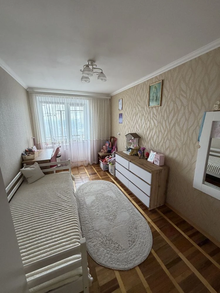 Продається 4 кімнатна квартира неподалік центру