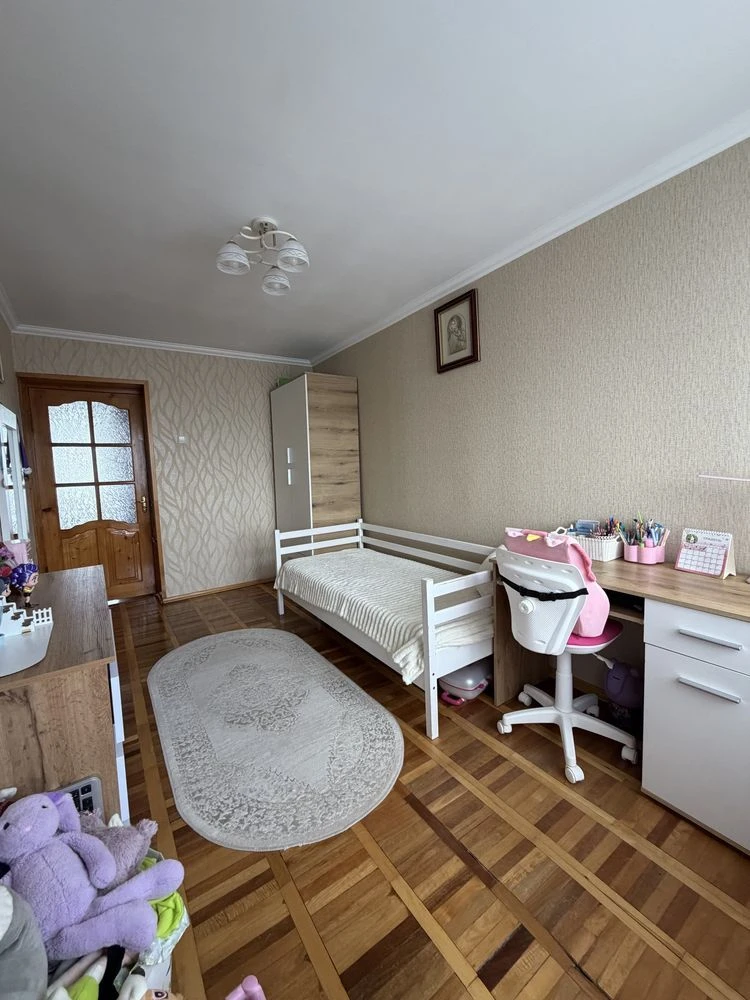 Продається 4 кімнатна квартира неподалік центру
