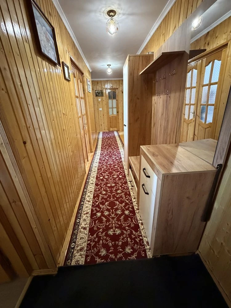 Продається 4 кімнатна квартира неподалік центру