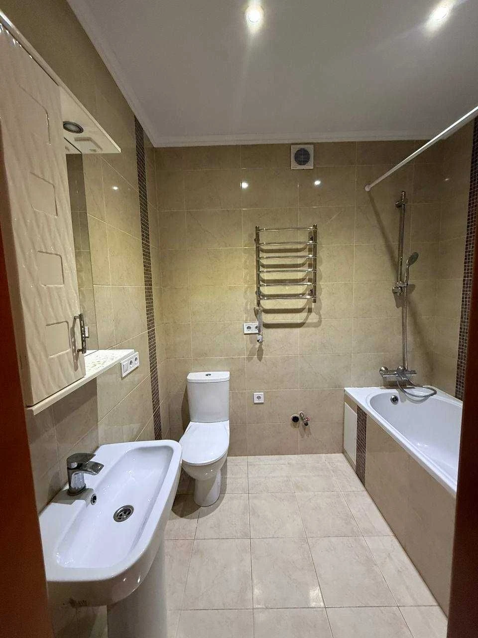 Простора 2-кімнатна квартира площею 70 м² Чорновола, центр