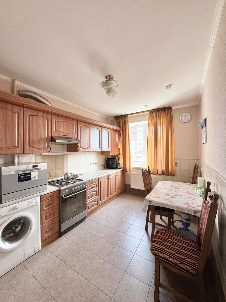 Продаж великої 2км квартири в центрі