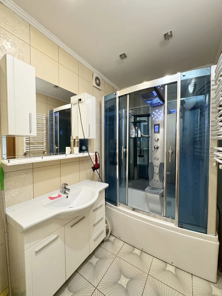 Продаж великої 2км квартири в центрі