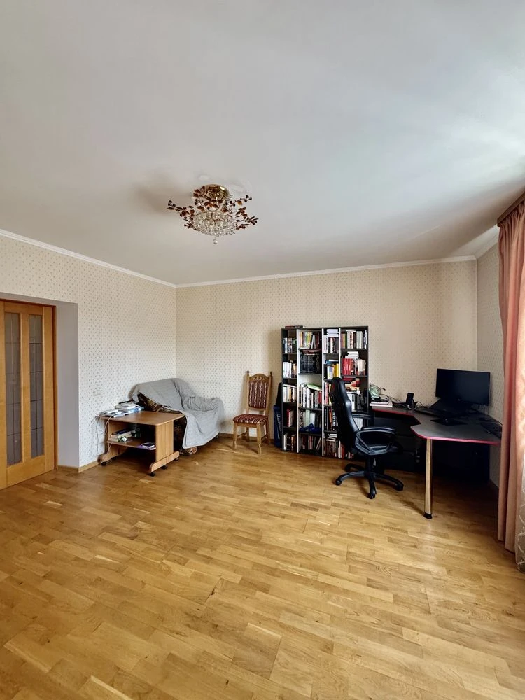 Продаж великої 2км квартири в центрі