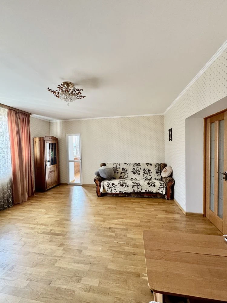 Продаж великої 2км квартири в центрі